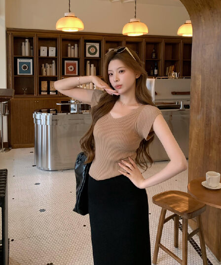 있음 도착 V넥 구덩이 기사 니트 반팔 티셔츠 여성 여름 디자인 센스 작은 대중 몸매 가꾸기 슬림해 보이는 핫걸 여성