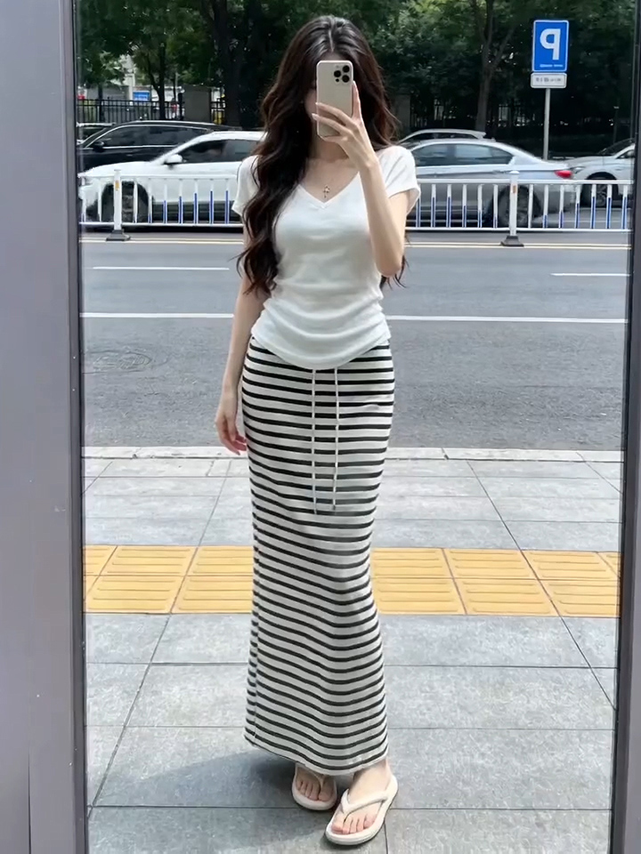 있음 도착 느긋한 품격 V넥 반팔 티셔츠 여성 부드러운 찹쌀 몸매 가꾸기 슬림해 보이는 맨위 스트라이프 반신 스커트 세트