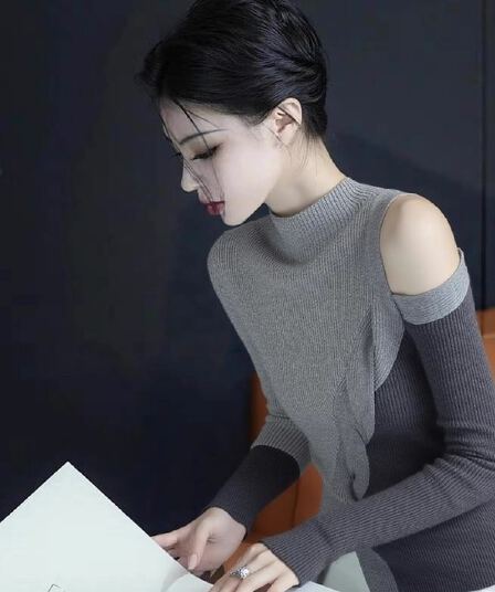 있음 도착 이른 가을 카키 색 반하이넥 불규칙 오프숄더 긴팔 티셔츠 여성 이른 가을 빛 요리 한 작은 대중 가을 겨울
