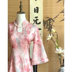 批发粉玉柔新中式粉色改良旗袍小众设计<b class='q'>秋</b>季收腰清冷印花国风裙女