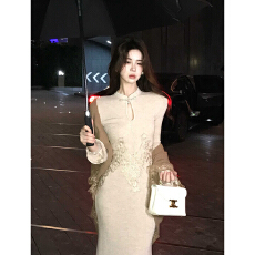 批发杏织云裳新中式巨好看的早秋连衣裙立领刺绣针织长裙开衫外套