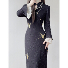 批发新中式改良旗袍年轻气质修身2026年<b class='q'>秋</b>季蝴蝶刺绣高级感国风连衣裙