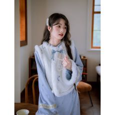 批发【云水瑶】<b class='q'>复古</b>新中式改良压花旗袍满幅刺绣缎面蓝色国风马甲套装