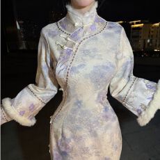 批发新中式复古自制厚款针织2025秋<b class='q'>冬</b>旗袍 清宫白羽紫花旗袍