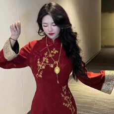 批发画报夫人自制新中式高级刺绣过年红旗袍 金梅报喜倒大袖