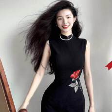 批发画报夫人自制新中式无袖厚款定位花港工旗袍刺绣_腰间玫瑰