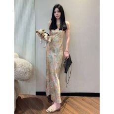 批发法式气质绝美印花无袖<b class='q'>连衣裙</b>2026夏季新款名媛度假风收腰<b class='q'>长裙</b>女装
