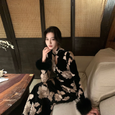 批发轻奢新中式黑色刺绣修身连衣裙女2026年<b class='q'>秋</b>季收腰显瘦气质包臀长裙
