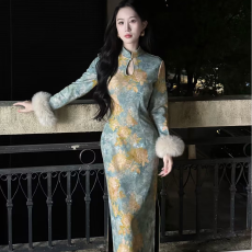 批发新中式复古<b class='q'>秋</b>冬新款显白织金针织提花狐狸毛旗袍_长袖蓝梦樱_