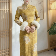 批发新中式黄色旗袍裙<b class='q'>秋</b>冬新款中国风烫金富贵显瘦倒大袖旗袍2026新款