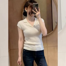 韩系穿搭杏色v领小飞袖正肩t恤女夏季修身设计感冰丝针织短款上衣