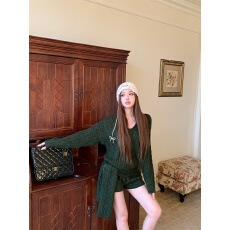 批发实拍实价 韩系绿色V领宽松毛衣的短<b class='q'>裤</b>带围巾三件套