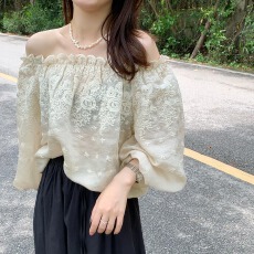 批发韩国2026一字肩蕾丝<b class='q'>印花</b><b class='q'>衬衫</b>别致镂空锁骨木耳边上衣