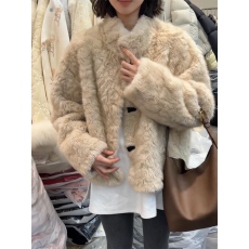 批发韩系温柔风羊羔毛牛角扣短外套女<b class='q'>皮毛</b><b class='q'>一体</b>皮草外套毛绒绒短款
