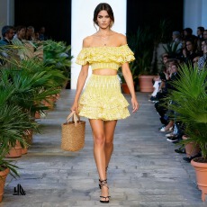 批发泰国海岛旅行穿搭女装镂空<b class='q'>刺绣</b>荷叶边一字肩上衣海边蓬蓬裙连衣裙