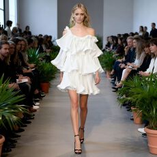 越南设计师款 法式温柔设计感木耳边一字肩百褶套装