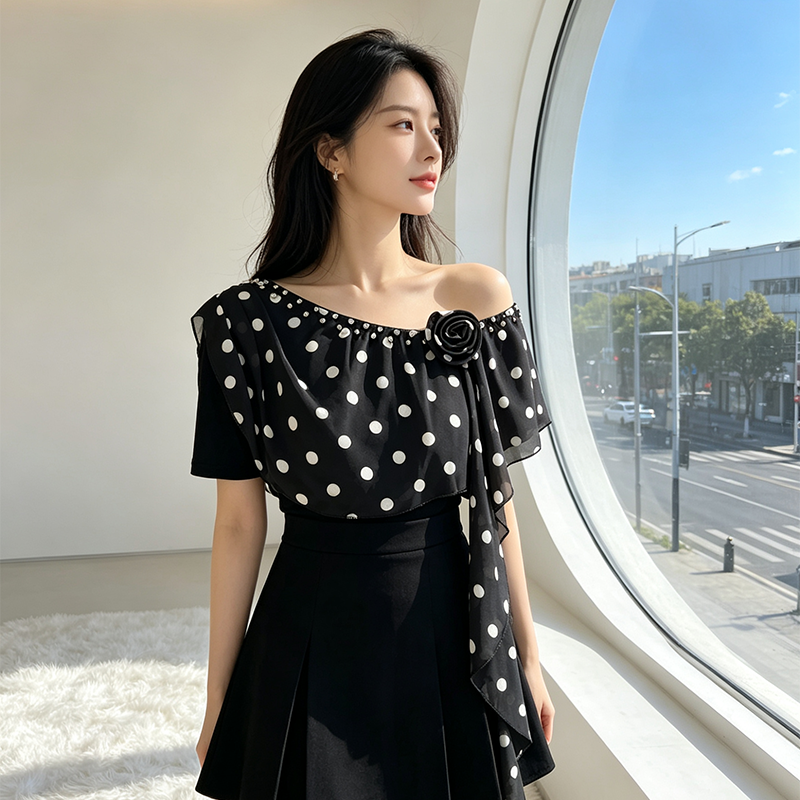 비스듬한 어깨 여름 여성 의류 프릴 장미 장식 디자인 티셔츠 작은 셔츠 패션 몸매 가꾸기 못 훈련 품격 다용도