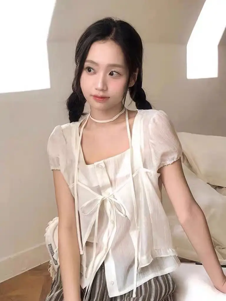 끈 디테일 레이어드 루즈 반소매 블라우스 상세 이미지 17