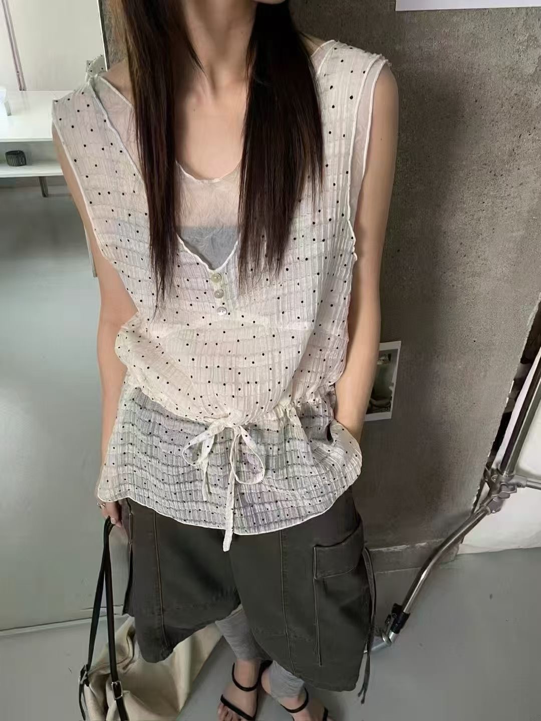 chic 한 부서 디자인 센스 슬림해 보이는 페이크 레이어드 도트 무늬 조끼 작은 셔츠 여성 재고 있음