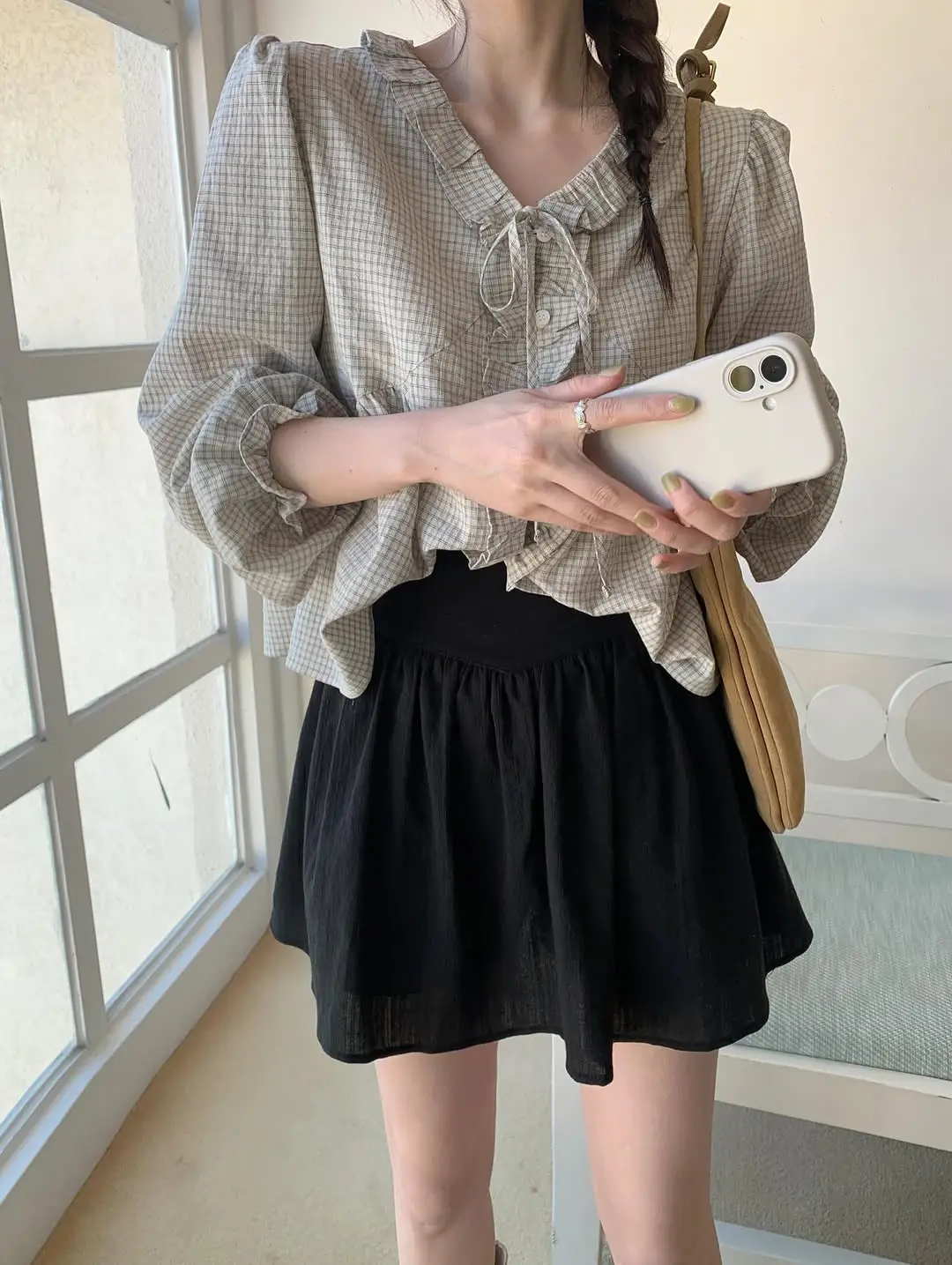 체크 무늬 러플 장식 루즈 긴소매 블라우스 상세 이미지 2