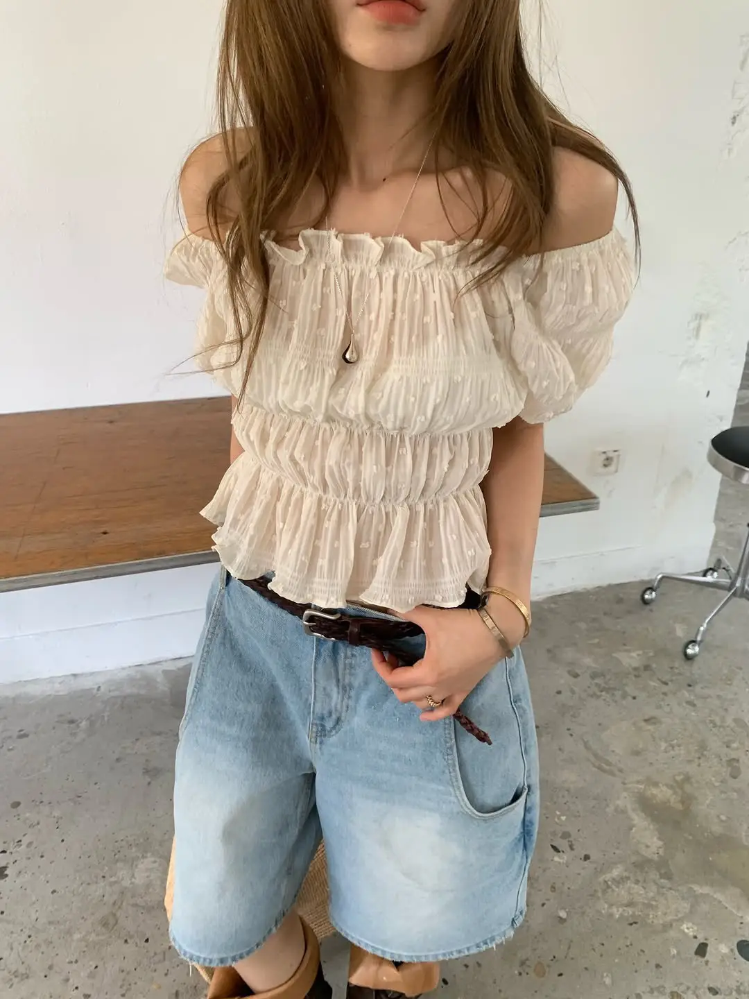 쉬폰 도트 자카드 오프숄더 블라우스 상세 이미지 1