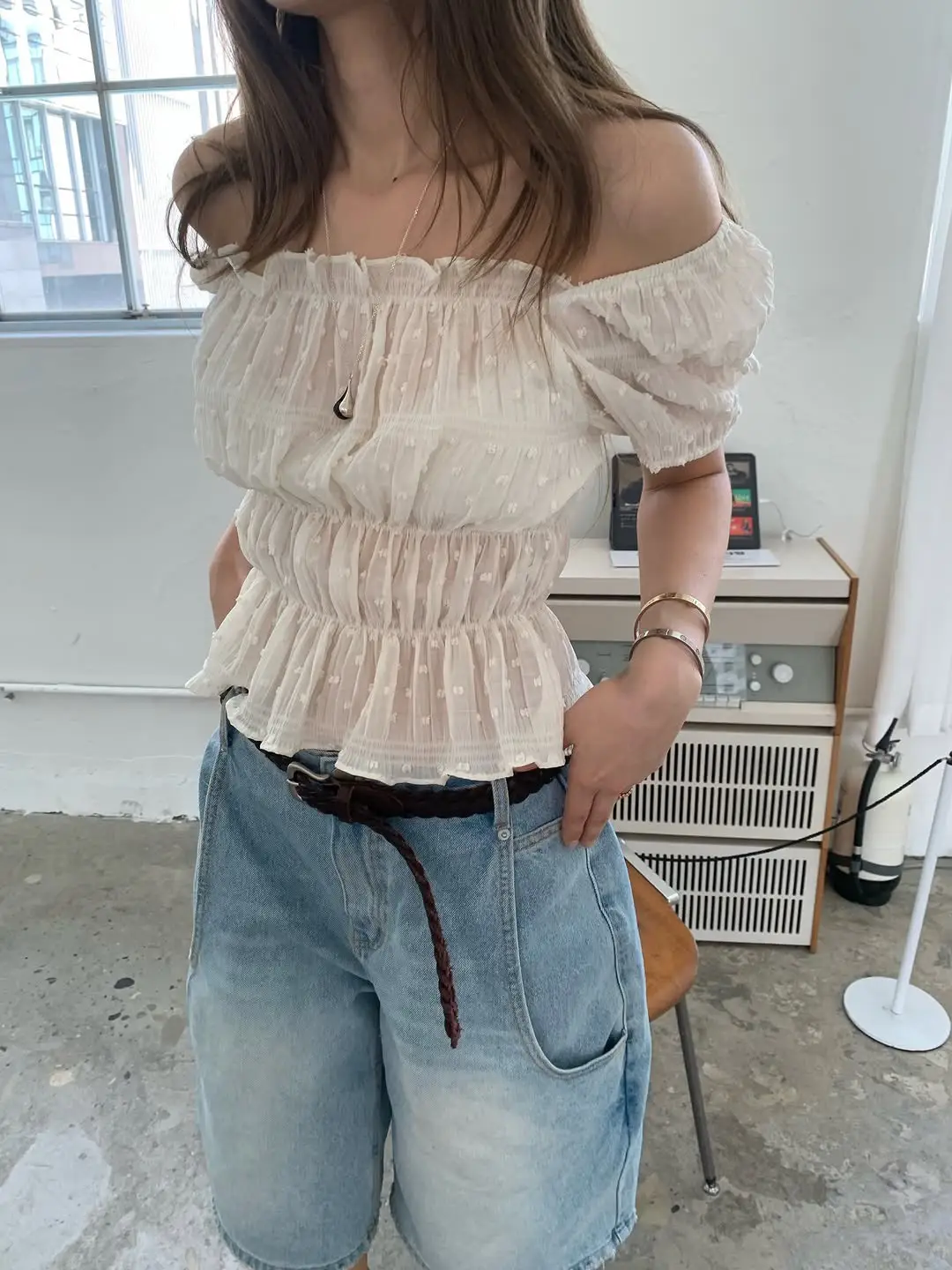 쉬폰 도트 자카드 오프숄더 블라우스 상세 이미지 2