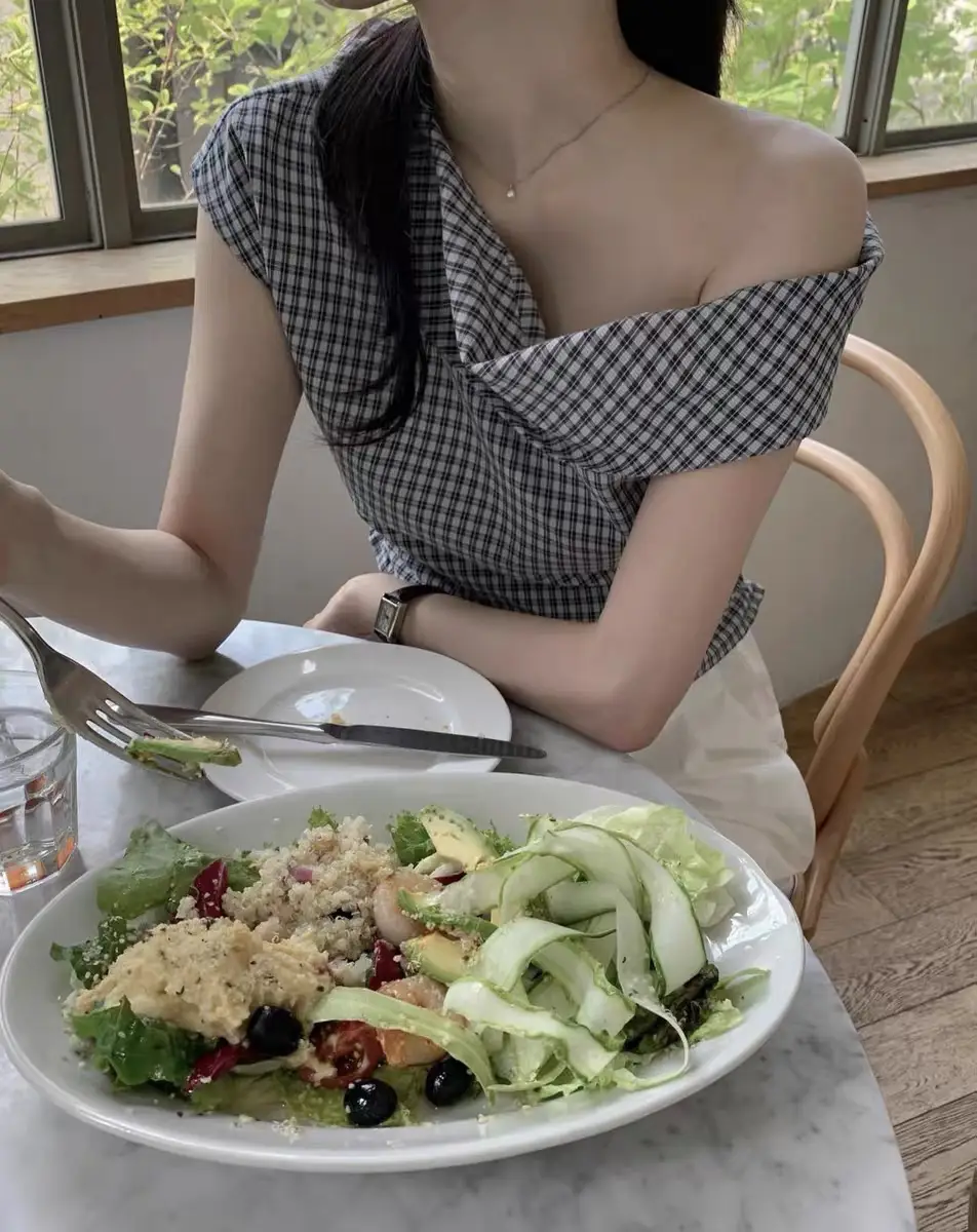 여름 비대칭 원숄더 체크 셔츠 상세 이미지 2