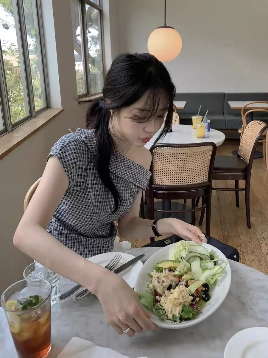 여름 비대칭 원숄더 체크 셔츠 상세 이미지 3