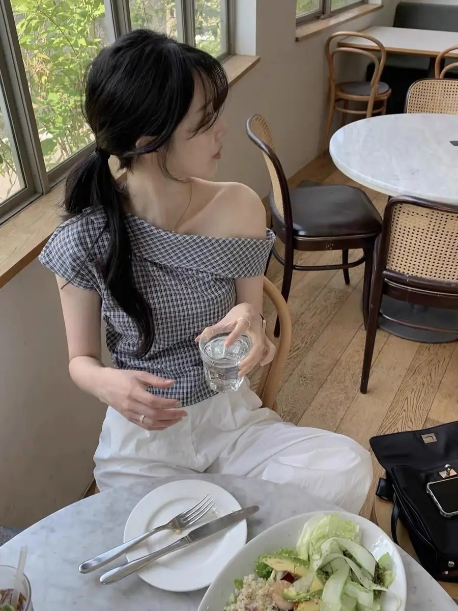 여름 비대칭 원숄더 체크 셔츠 상세 이미지 7
