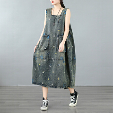 批发新款实拍复古风刺绣大口袋休闲牛仔背心<b class='q'>连衣裙</b>女