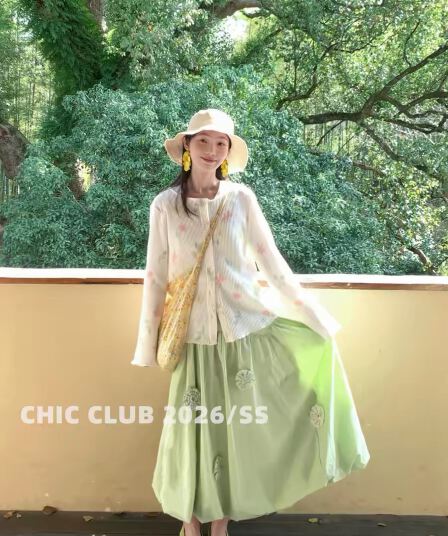 chic club 2026 ss 부드러운 바람 3 차원 꽃 디자인 꽃밭 반신 스커트 프린트 플리츠 오픈 가디건 맨위
