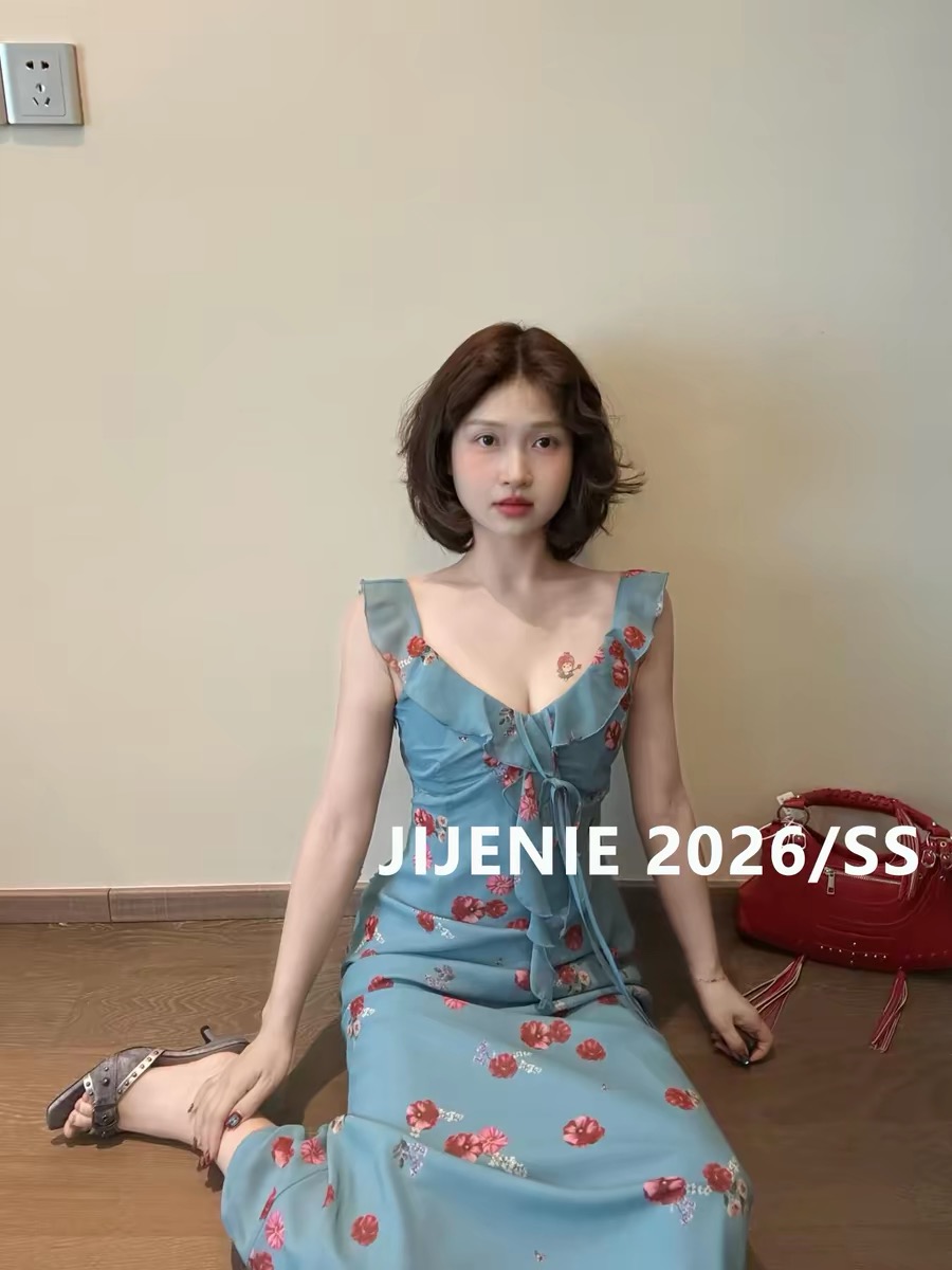 여름 아름다운 파란색 꽃무늬 레이스업 여성 드레스 2026 새로운 고급 센스 품격 슬림해 보이는 몸매 가꾸기 휴가 치마