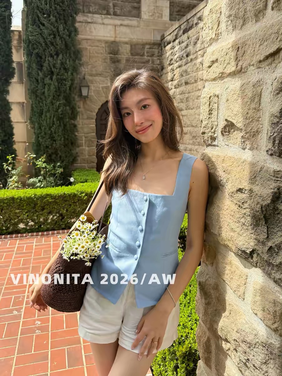 vinonita 26aw 프랑스식 오래된 돈 바람 디자인 센스 단추 광장 칼라 하늘색 민소매 조끼 맨위 여성 여름