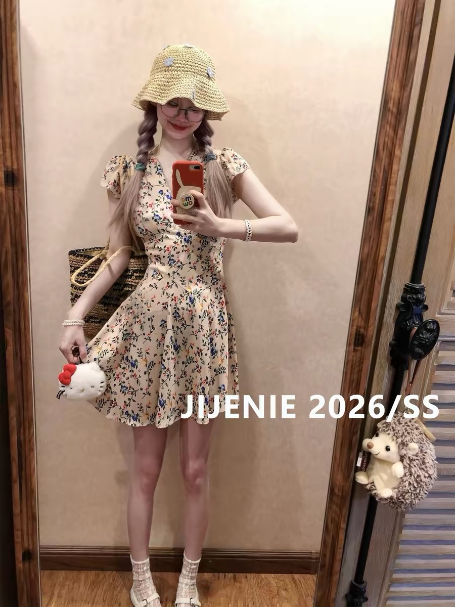 해변가 분위기 센스 꽃무늬 V넥 여성 드레스 여름 2026 새로운 레트로 품격 허리 수축 슬림해 보이는 한 마디 미니 스커트