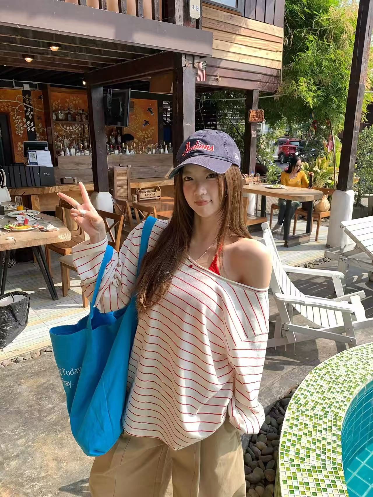 와일드 와일드 홈 대 라운드 넥 스트라이프 긴 소매 티셔츠 2026 봄 여름 새로운 느긋한 연령 감소 오프숄더 디자인 풀오버 맨위 여성