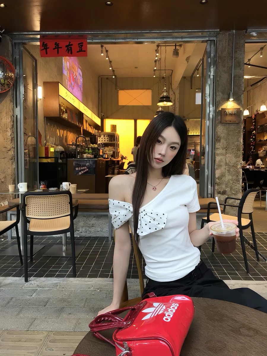 레드 맨 파빌리온 반팔 티셔츠 여성 여름 2026 새로운 폭발 화이트 몸매 가꾸기 핫걸 디자인 센스 오프숄더 비스듬한 어깨 의류