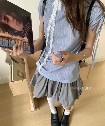 영도 소다 파란색 스트라이프 슬림해 보이는 펌프 로프 스트랩 티셔츠 여성 여름 착용 가져 가라. 휴가 디자인 센스 반팔 맨위
