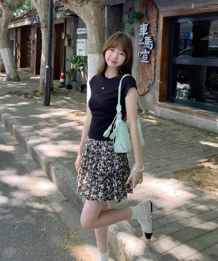 일곱 일곱 깃털 검정색 꽃무늬 반신 스커트 미니 스커트 한 마디 마이크로 지방 슬림해 보이는 쇼트 스타일 케이크 드레스 작은 키