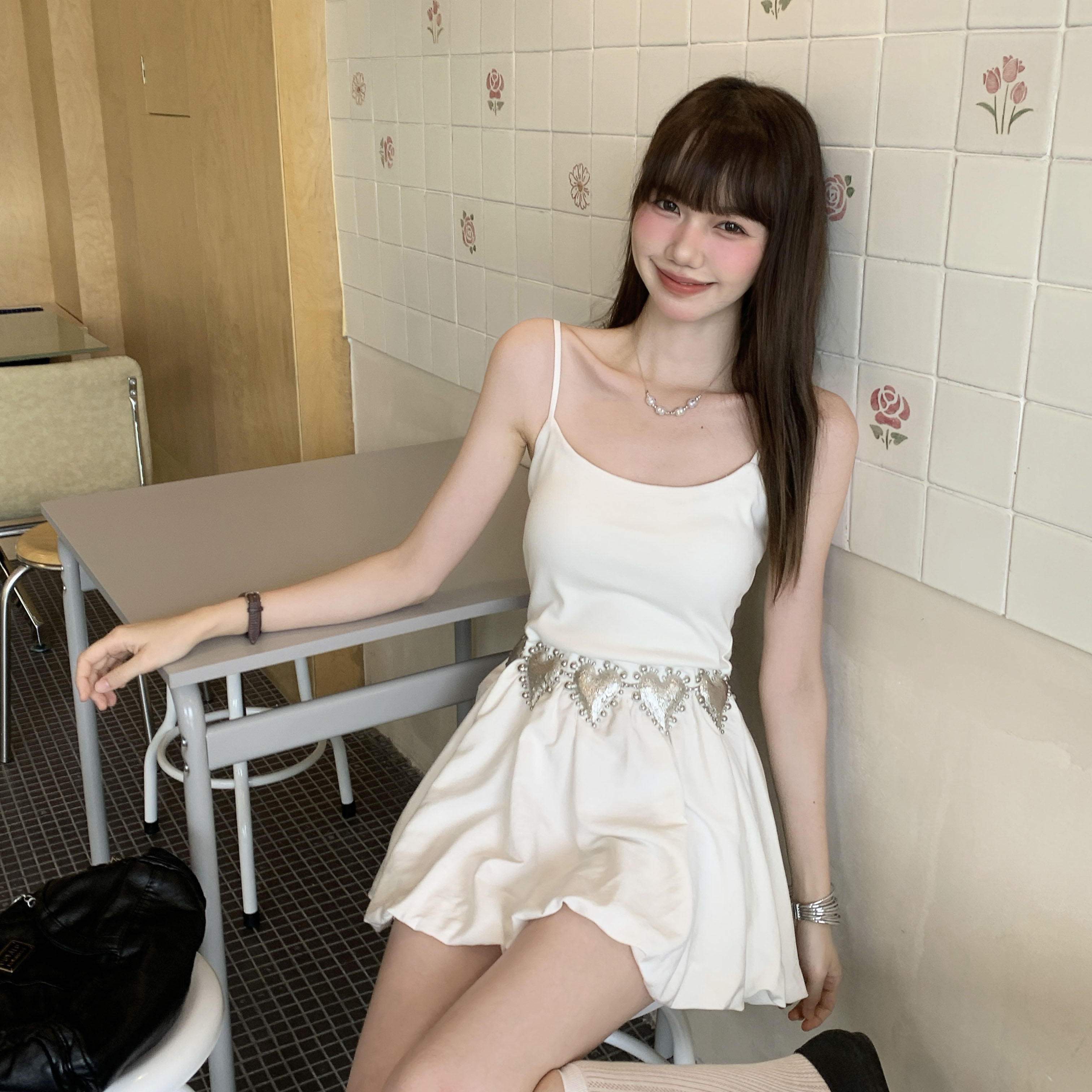 FA34217# 法式白色赫本风u领吊带连衣裙女夏季收腰纯欲花苞短裙 服裝批發女裝批發服飾貨源