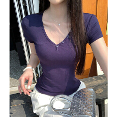 批发实拍实价v领正肩短袖t恤女春2026新款修身设计感纽扣美式辣妹上衣