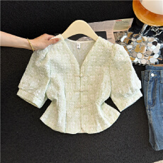 批发新中式雪纺V领碎花<b class='q'>短袖</b>衬衫女夏2026新款法式甜美短款泡泡袖上衣