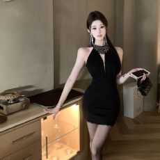 批发轻奢闪闪重工镶钻黑色挂脖连衣裙<b class='q'>夏季</b>新款名媛修身收腰纯欲包臀裙