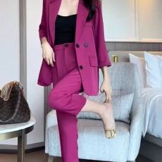 批发大码西装套装女2026新款<b class='q'>韩版</b>时尚气质后背开叉休闲七分裤两件套