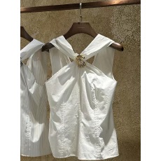 批发2025今年流行小个子设计感纯欲白色挂脖无袖交叉扭结背心衬衫女春