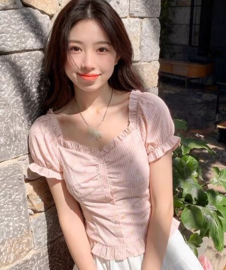 한 부서 핑크색 스트라이프 거품 소매 쇼트 스타일 맨위 여성 2026 년 여름 새로운 반팔 작은 셔츠 디자인 센스 작은 대중