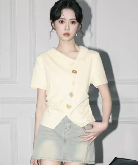 살구 색상 불규칙 반팔 티셔츠 여성 여름 2026 여름 새로운 디자인 센스 꼬집기 허리 동정 긍정적 인 어깨 쇼트 스타일 맨위