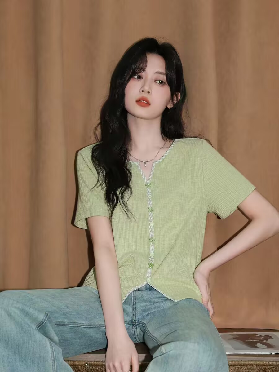 녹색 불규칙 반팔 티셔츠 여성 여름 2026 새로운 고유 한 아름다운 V넥 긍정적 인 어깨 동정 트임 짧은 맨위