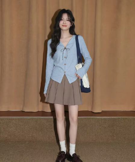 파란색 V넥 긍정적 인 어깨 긴팔 티셔츠 여성 봄 가을 2026 새로운 슬림해 보이는 인사이드 가져 가라. 기본 셔츠 불규칙 허리 수축 맨위