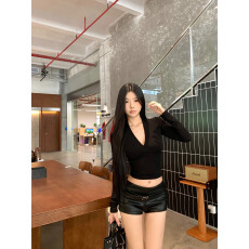 批发实拍实价 秋季辣妹深V领修身打底上衣➕百搭性感皮革低腰<b class='q'>包臀</b>短裤