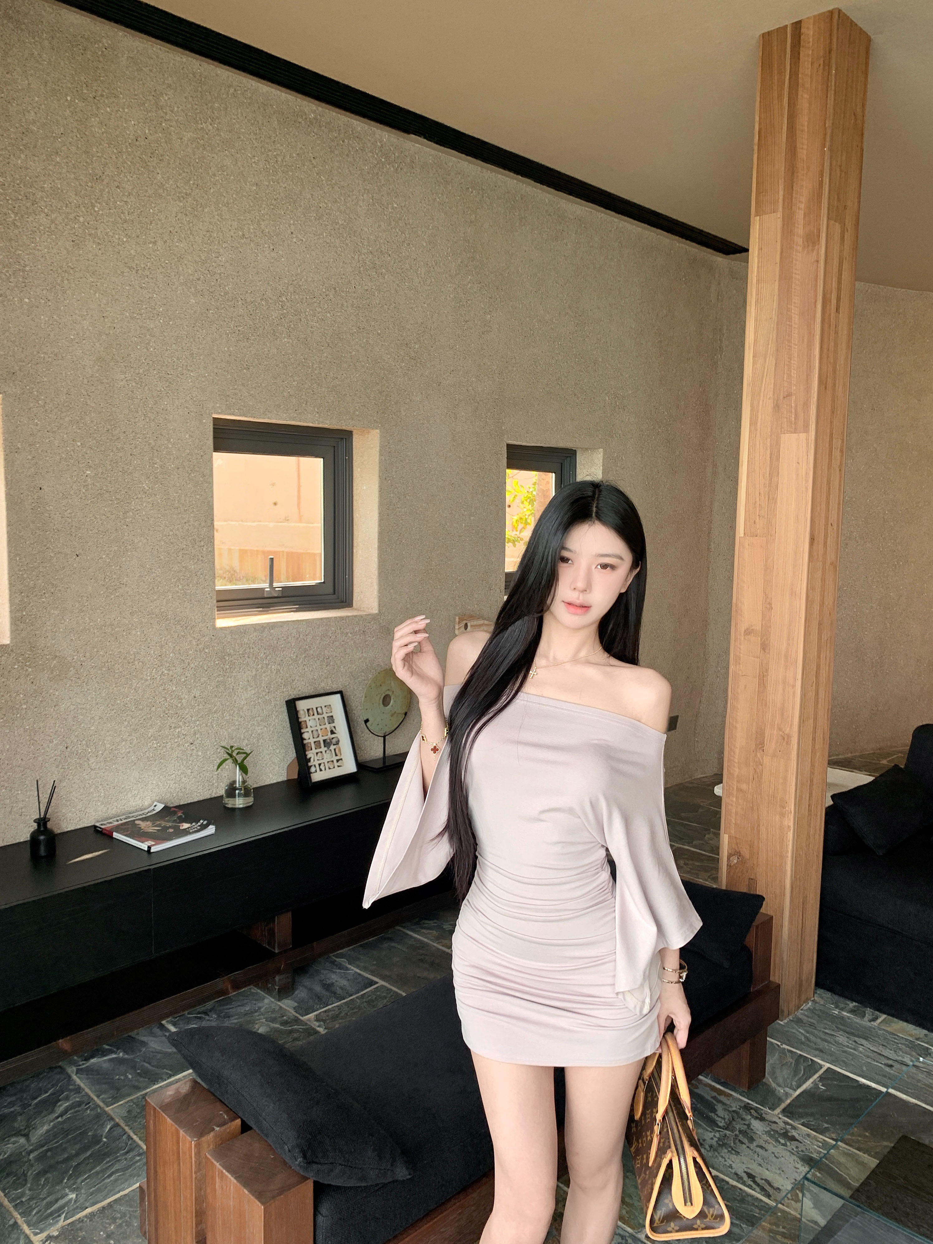 실사 정가 봄 여름 오프숄더 주름 허리 수축 드레스 디자인 센스 나팔 소매 비스듬한 어깨 슬림해 보이는 타이트 스커트